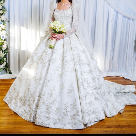 I am selling my wedding dress and veil all in great condition - Picture 4 of 5